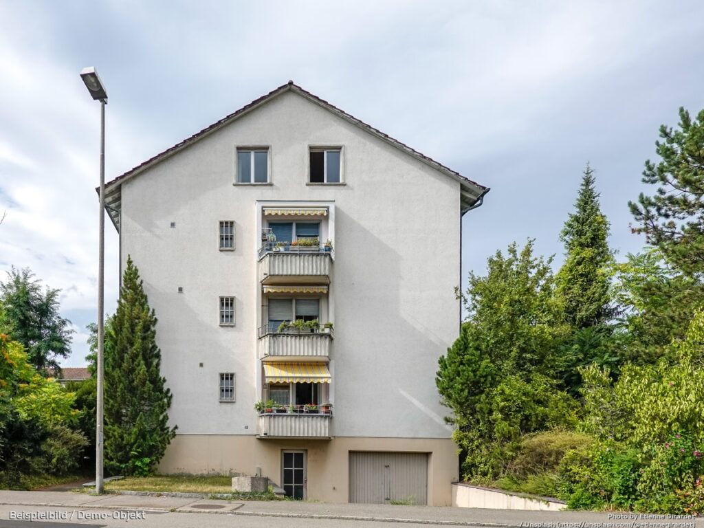 Großzügiges Einfamilienhaus in zentraler Lage — Bild 1